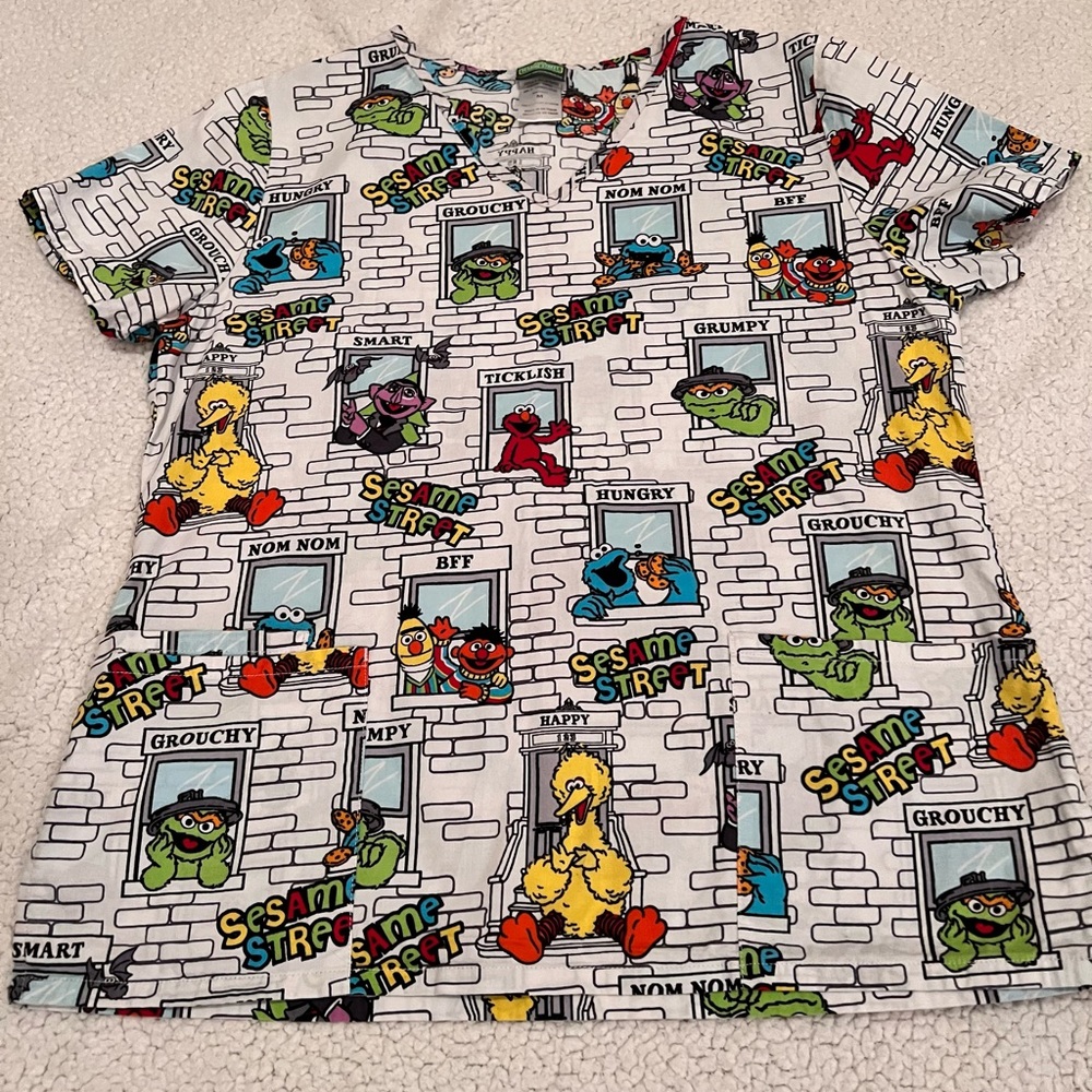 NURSING SCRUB TOP ** SIZE MEDIUM **